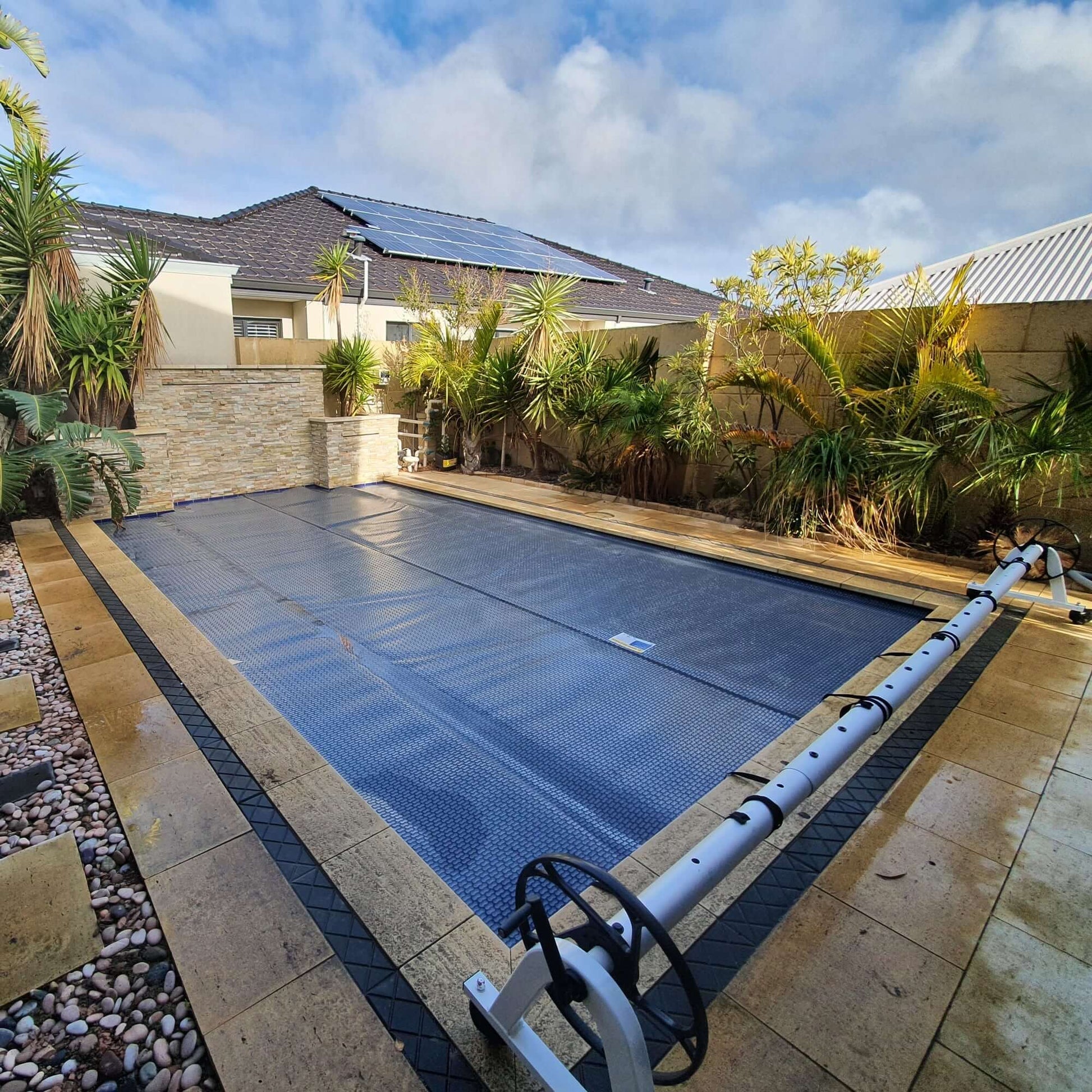 GeoBubble™ EnergyGuard™ cover installed on a curved-edge pool, demonstrating customized fit and coverage.
